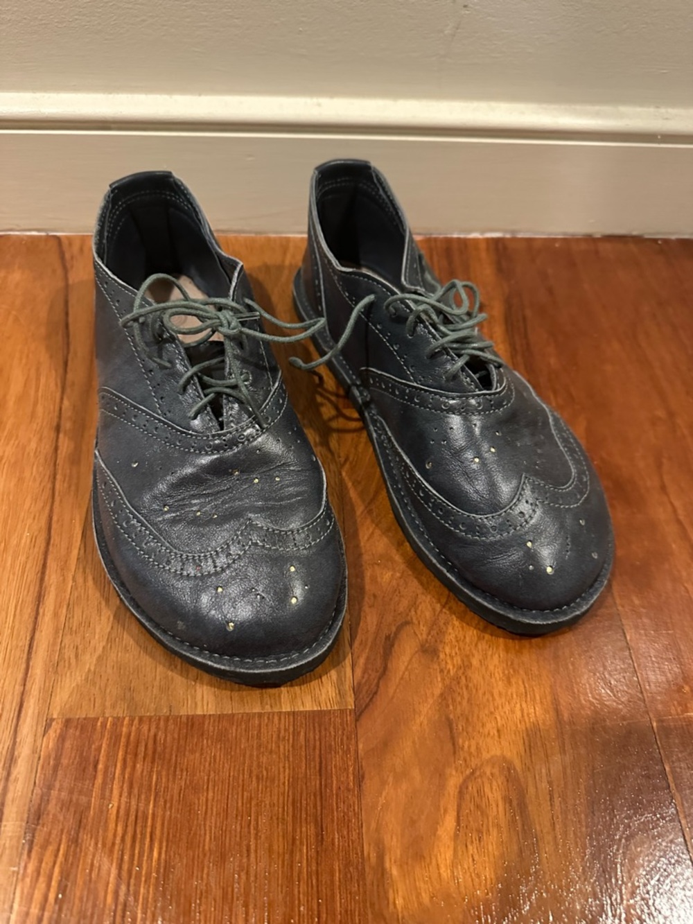 Women's Softstar size 8 Lace-Up Wingtip Oxfords in Dark Gray Leather